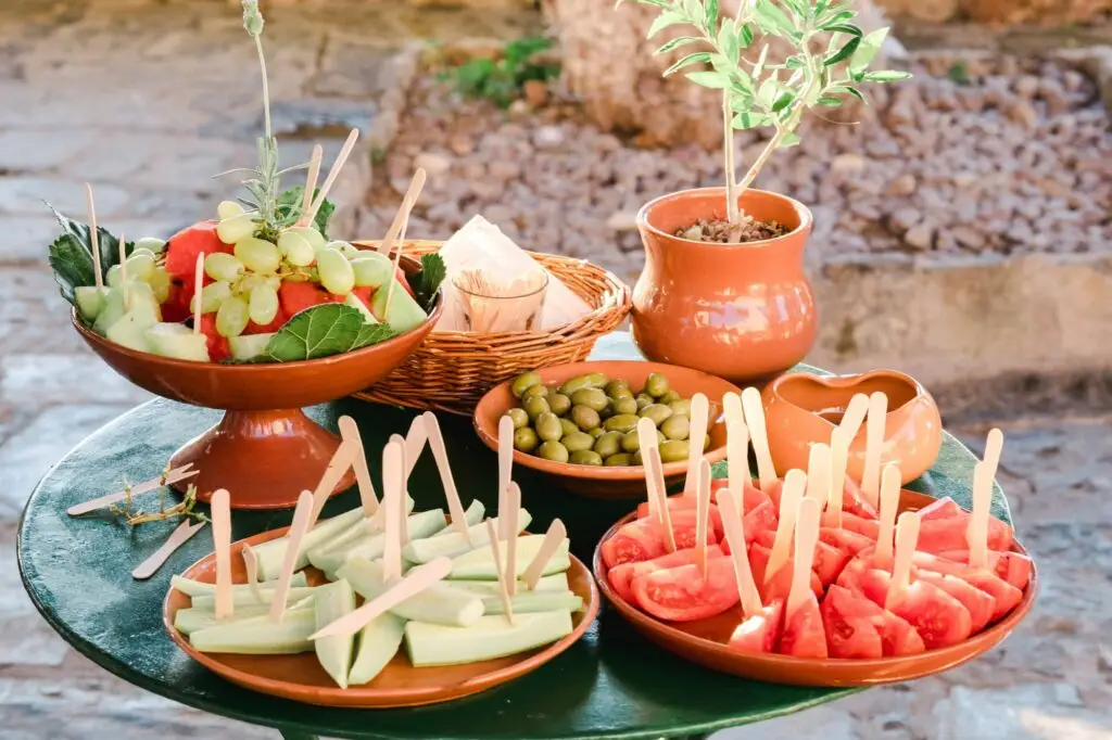 Détails du cocktail de mariage à Agreco Farm en Crète, produits méditerranéens et ambiance locale photographiés par Julien Boyer photographe de mariage