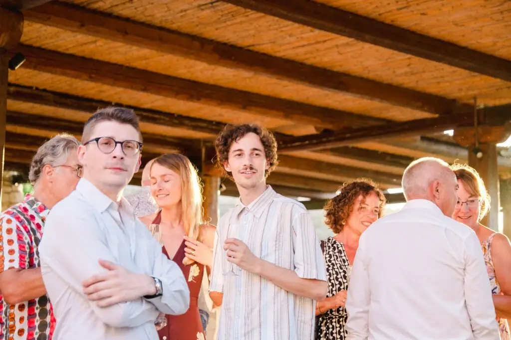 Ambiance du cocktail de mariage à Agreco Farm près de Rethymnon en Crète, invités profitant du moment photographiés par Julien Boyer photographe de mariage