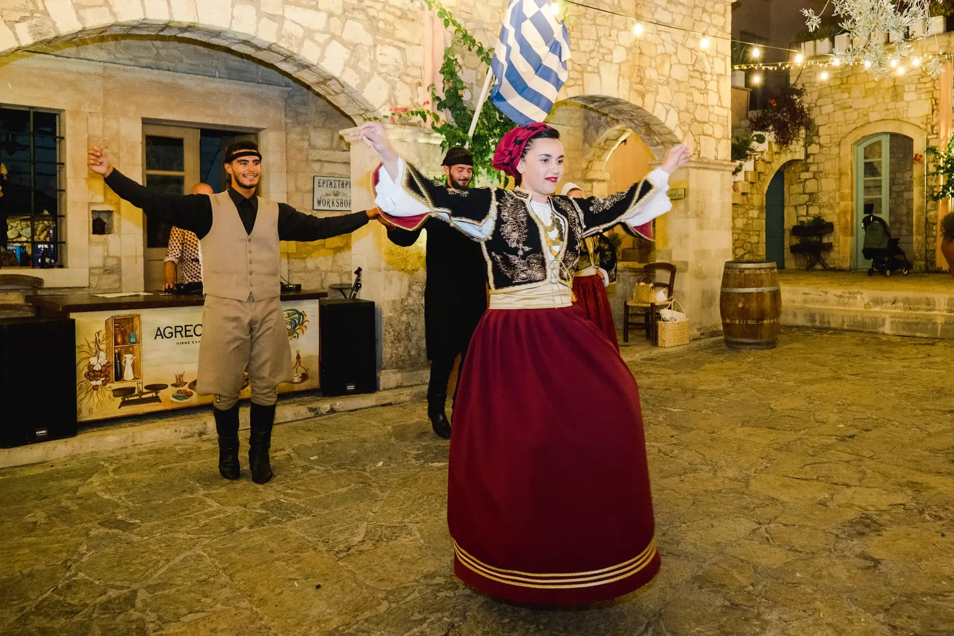 Groupe de danseurs en cercle exécutant une danse traditionnelle crétoise devant les invités lors d’un mariage en Crète à Rethymnon