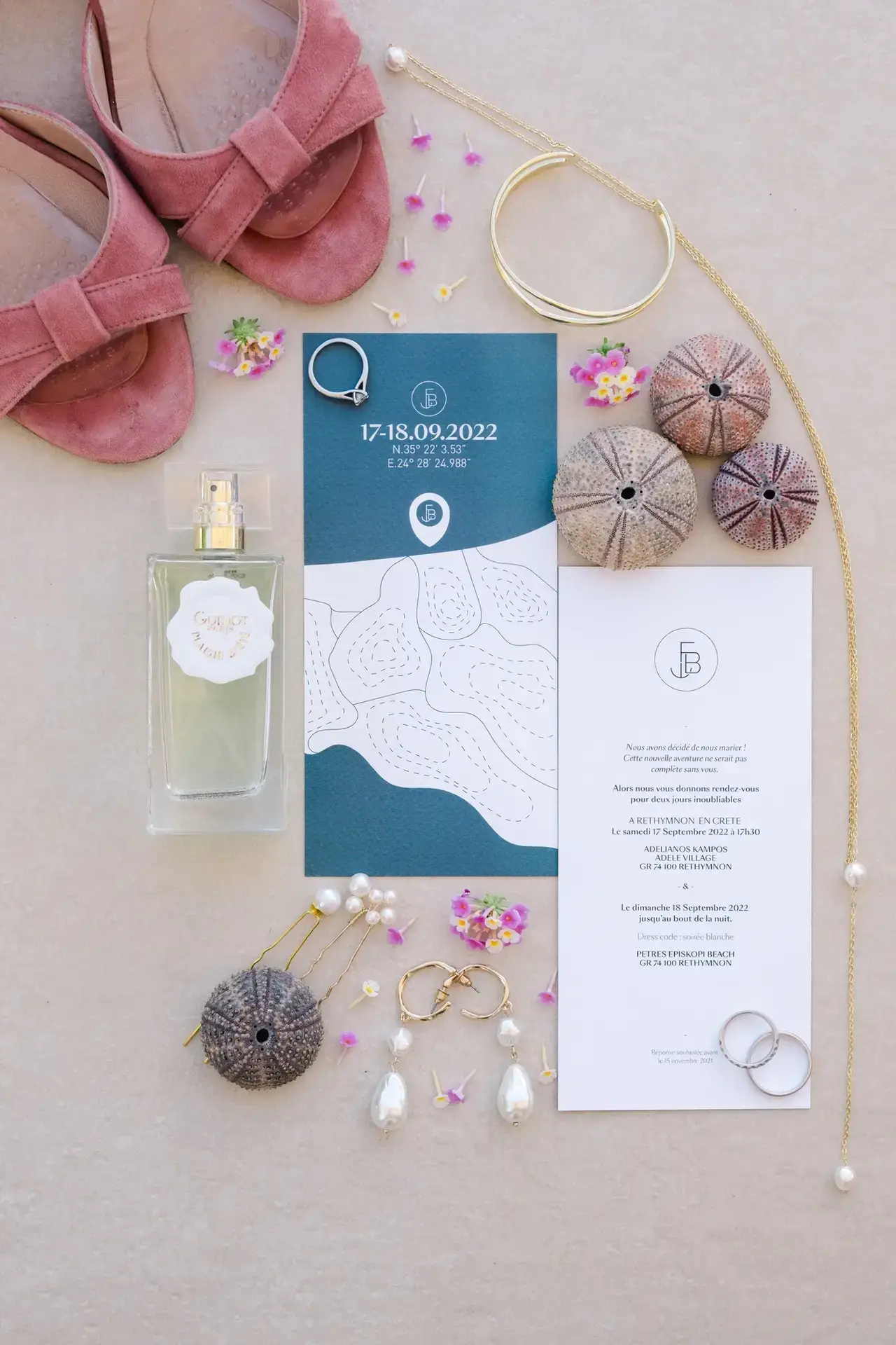 Papeterie et détails de mariage à Rethymnon en Crète, alliances, parfum et accessoires photographiés par Julien Boyer
