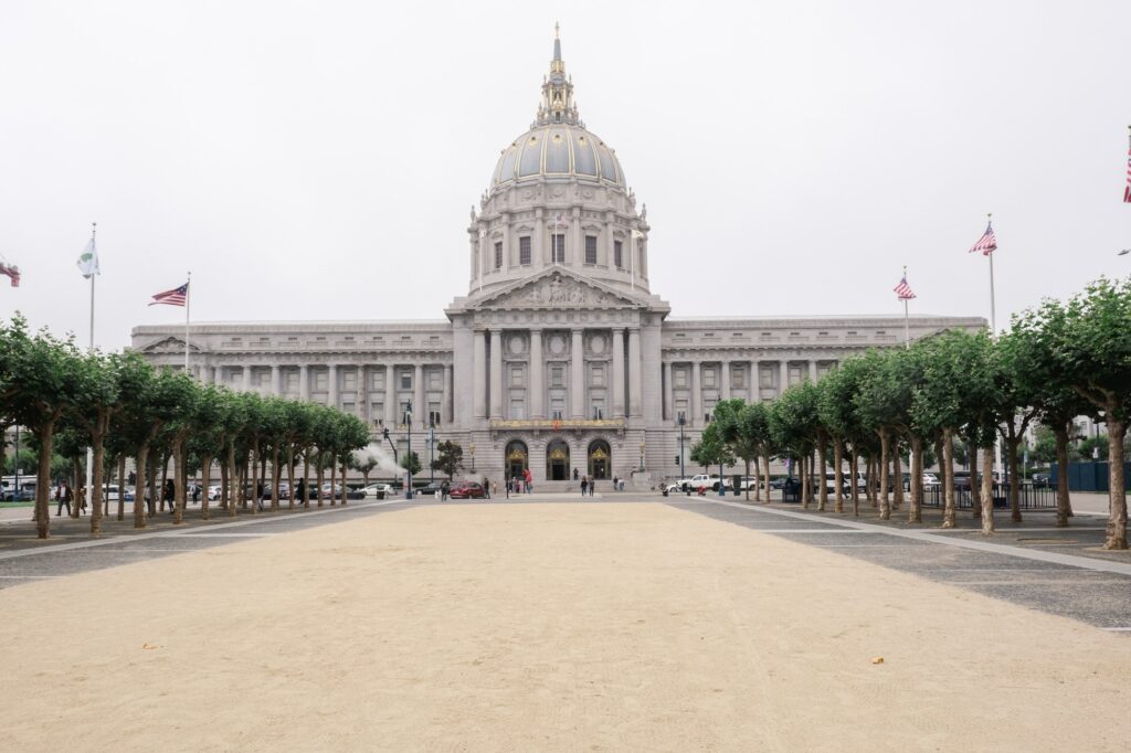 Façade du City Hall de San Francisco photographiée lors d’un mariage elopement en Californie par Julien Boyer