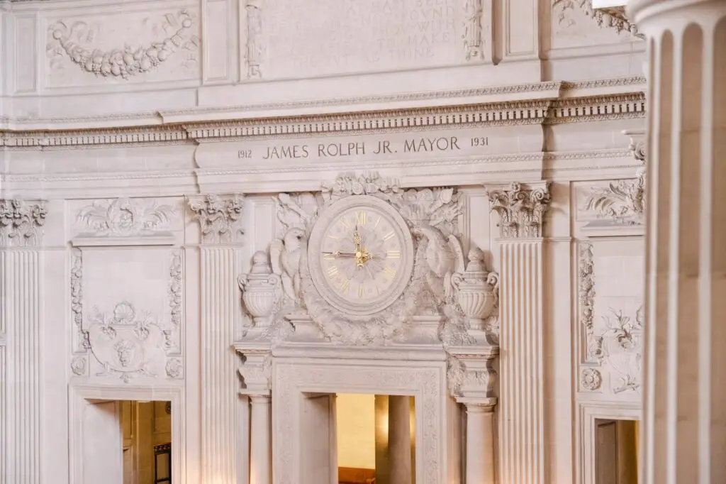 Horloge et détails architecturaux à l’intérieur du City Hall de San Francisco lors d’un mariage elopement