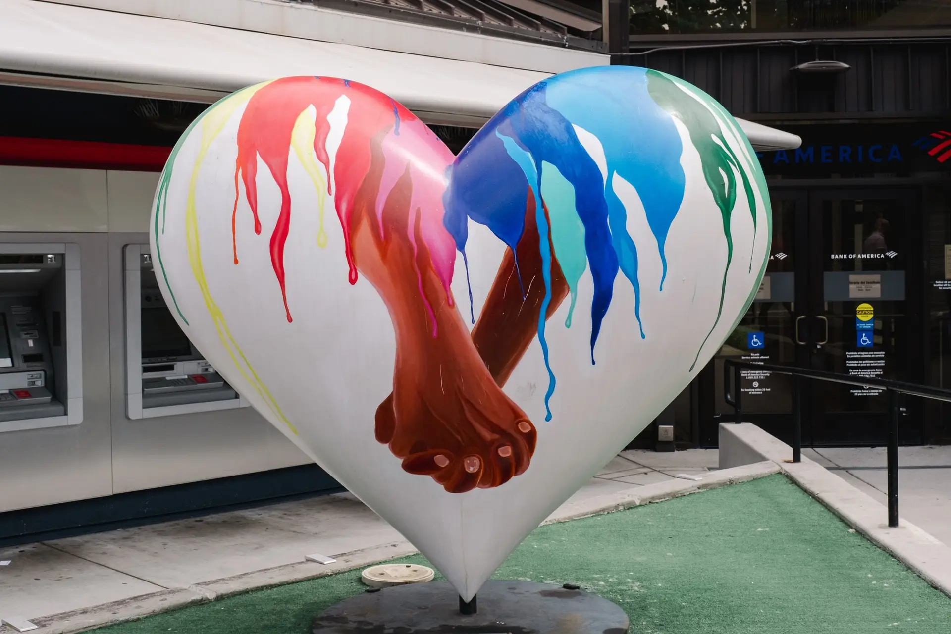 Sculpture en forme de cœur représentant des mains entrelacées photographiée à San Francisco lors d’un elopement