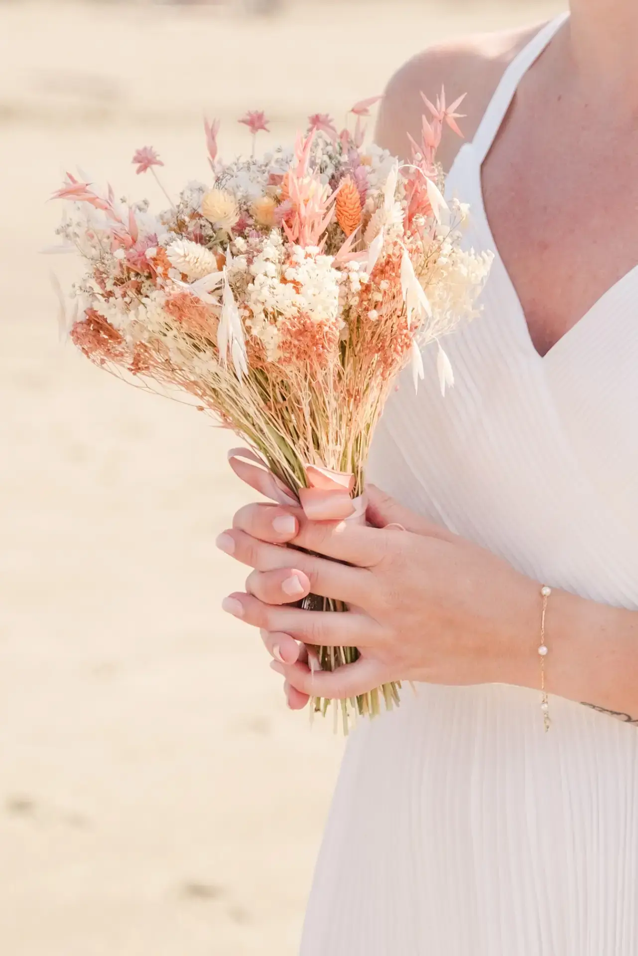 Détail du bouquet de la mariée lors d’un mariage elopement sur une plage de San Francisco