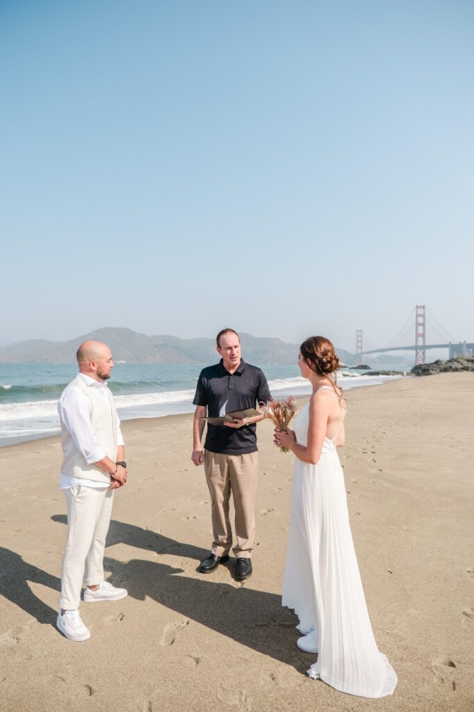 Mariage elopement sur la plage de San Francisco avec le Golden Gate Bridge photographié par Julien Boyer