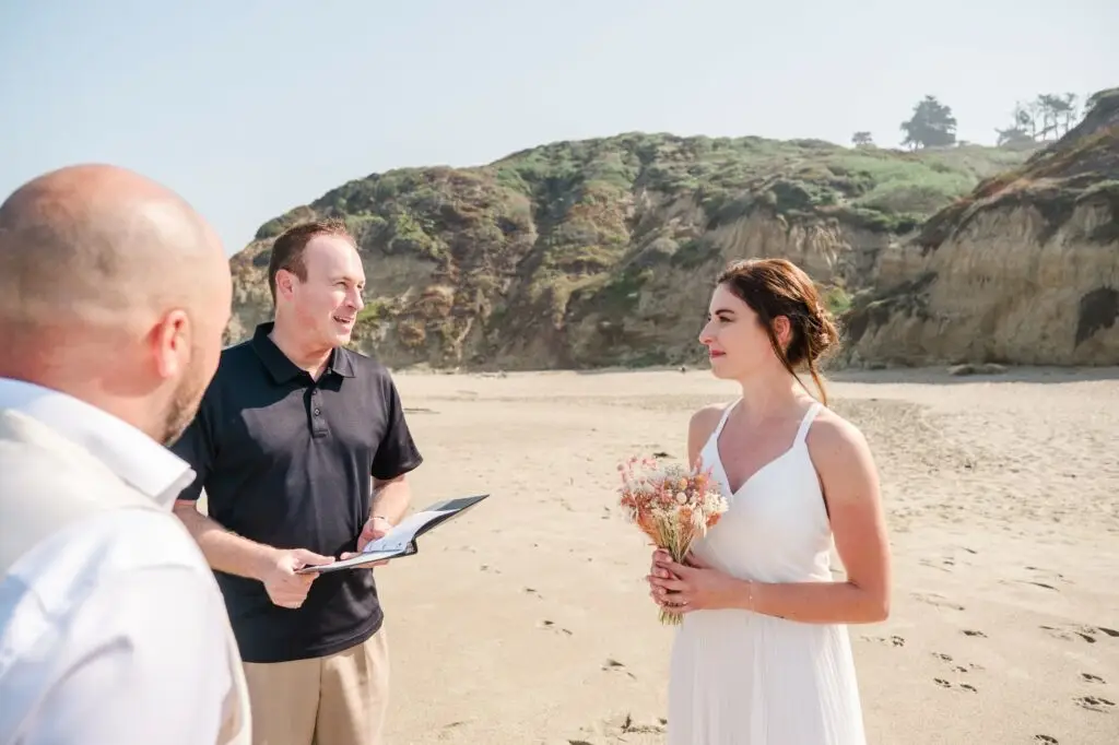 Cérémonie intime de mariage elopement sur une plage de Californie photographiée à San Francisco par Julien Boyer