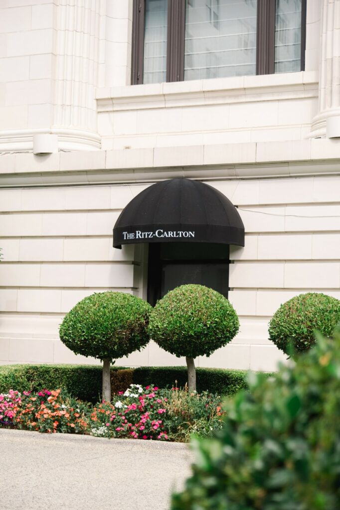 Façade du Ritz-Carlton à San Francisco photographiée pendant un mariage elopement en Californie