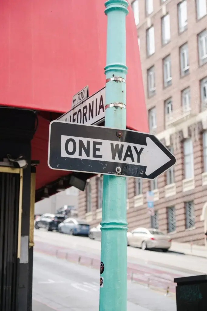 Panneau One Way dans une rue typique de San Francisco lors d’un reportage elopement photographié par Julien Boyer