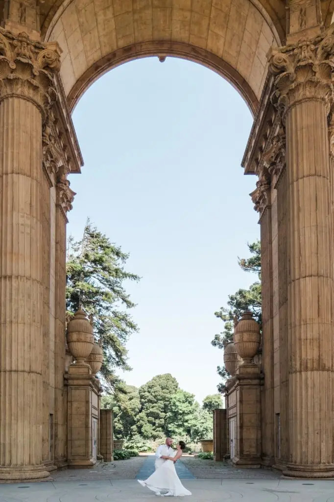 Vue des colonnes et de l’architecture du Palace of Fine Arts à San Francisco lors d’un reportage elopement