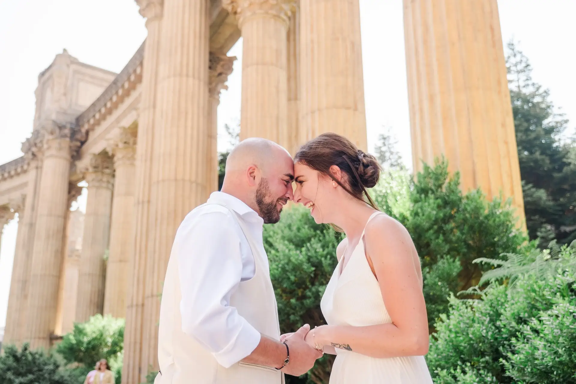 Mariés front contre front au Palace of Fine Arts à San Francisco lors d’un mariage elopement photographié par Julien Boyer