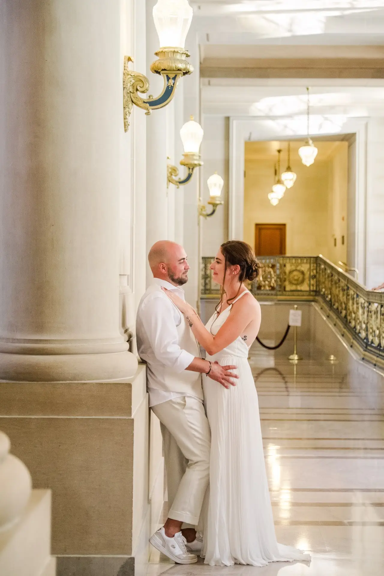 Couple de mariés enlacé à l’intérieur du City Hall de San Francisco photographié par Julien Boyer lors d’un elopement