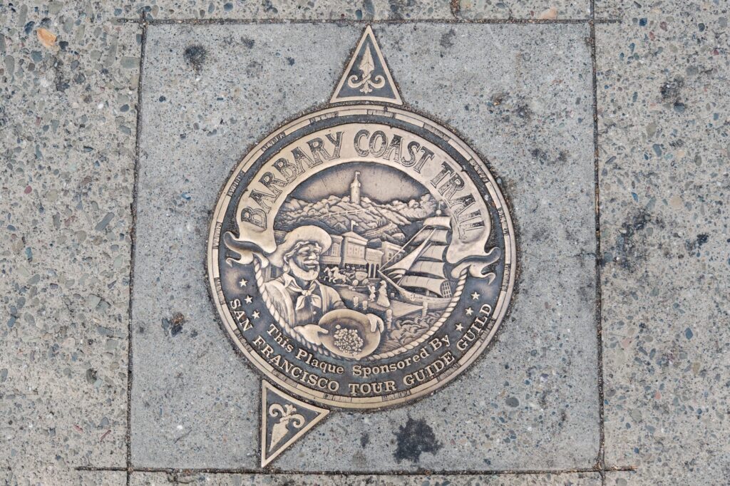 Plaque Barbary Coast Trail au sol à San Francisco photographiée lors d’un mariage elopement en Californie