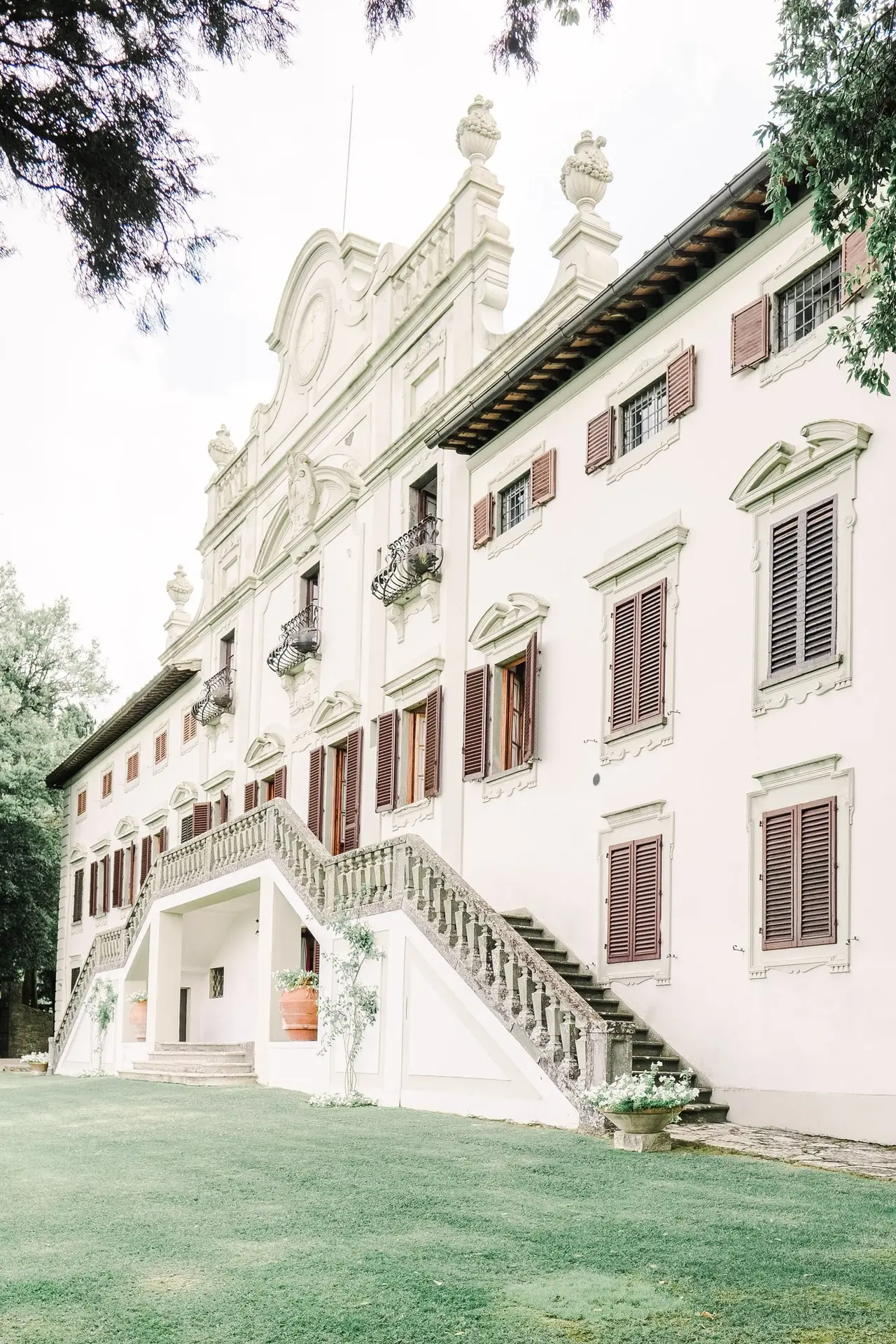 Façade élégante de la Villa Vistarenni en Toscane, lieu de mariage de destination entouré de verdure, photographiée par Julien Boyer, photographe de destination.