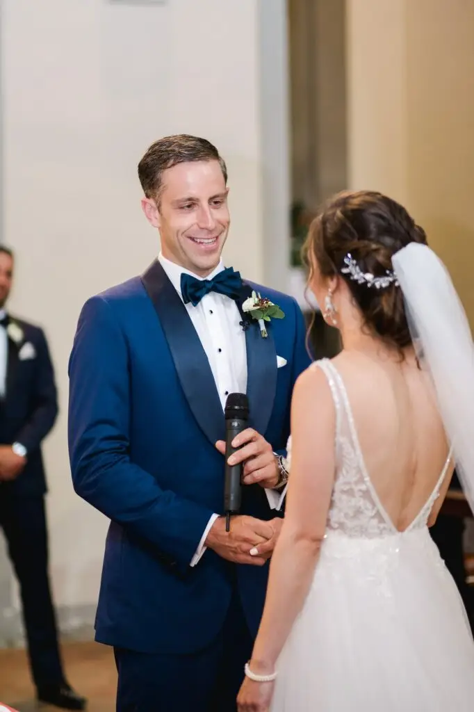 Le marié prononce ses vœux face à la mariée pendant la cérémonie de mariage en Toscane, moment intime et chargé d’émotion.