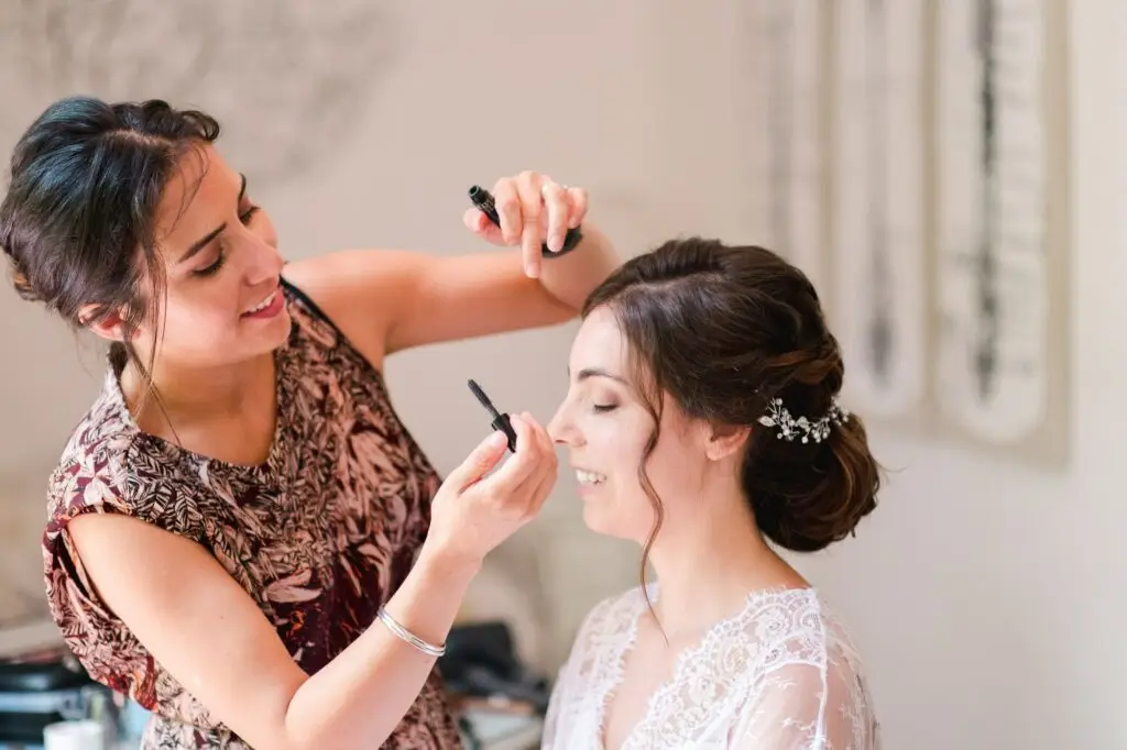 Moment de préparation de la mariée lors d’un mariage à la Villa Vistarenni en Toscane, maquillage naturel et ambiance intimiste, photo prise par Julien Boyer.