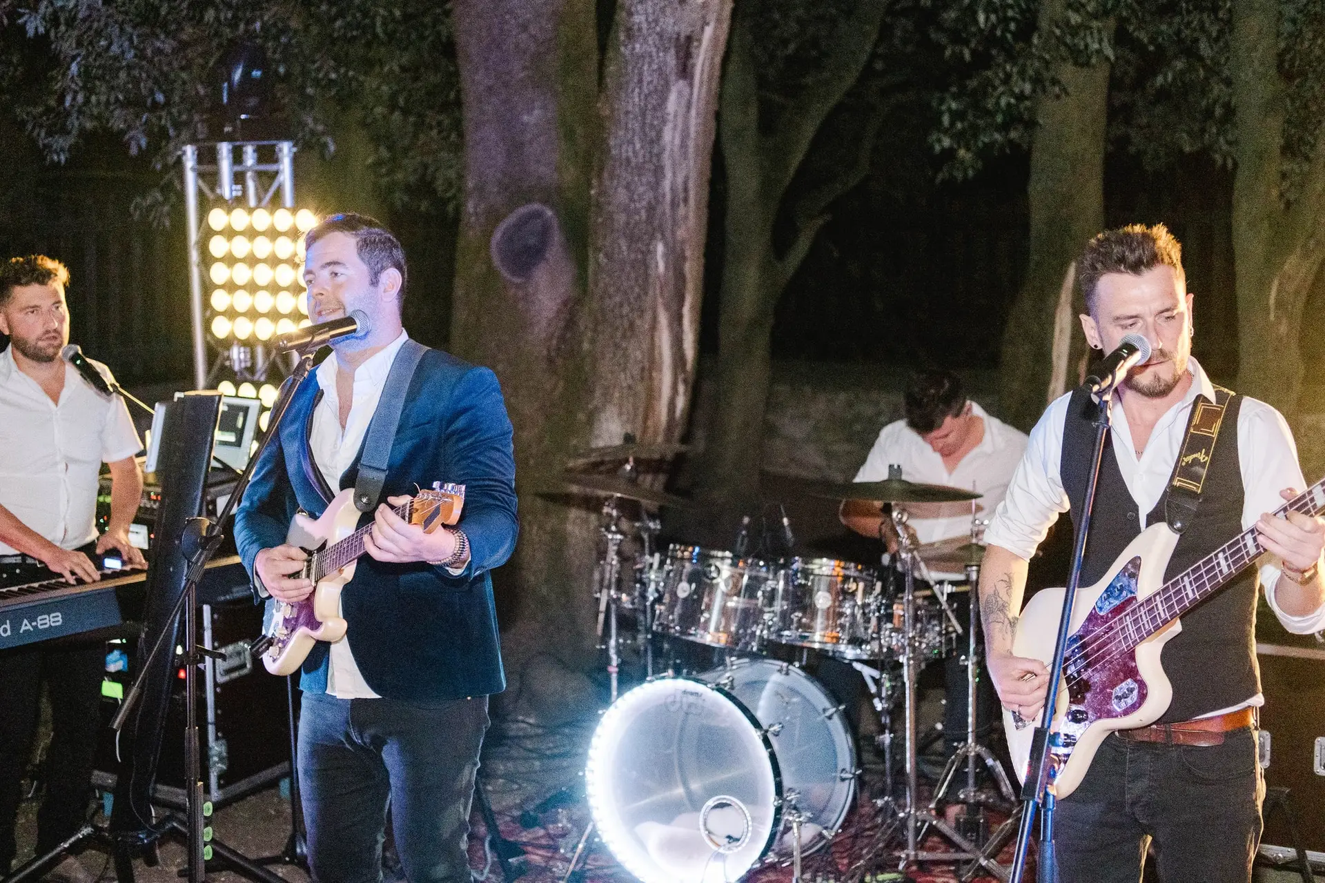 Groupe de musique live jouant en extérieur lors de la soirée de mariage à la Villa Vistarenni en Toscane, ambiance festive et élégante.